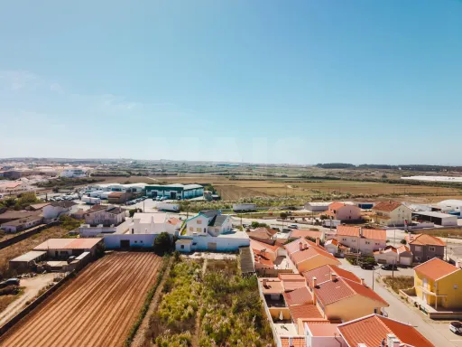 Excelente lote com projeto aprovado para moradia T3 com garagem e piscina