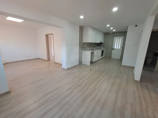 Moradia T3 com comércio e terraço no Coto