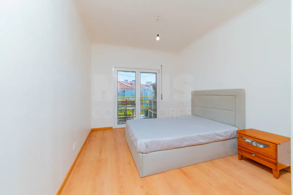 Apartamento T3 com parqueamento na Urbanização das Oliveirinhas em Samora Correia