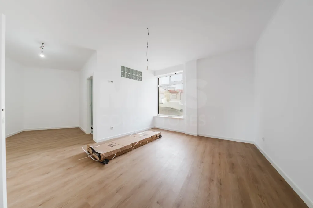 Loja de 214 m² com Potencial para Apartamento T4 ou Dois Apartamentos – Excelente Oportunidade de Investimento