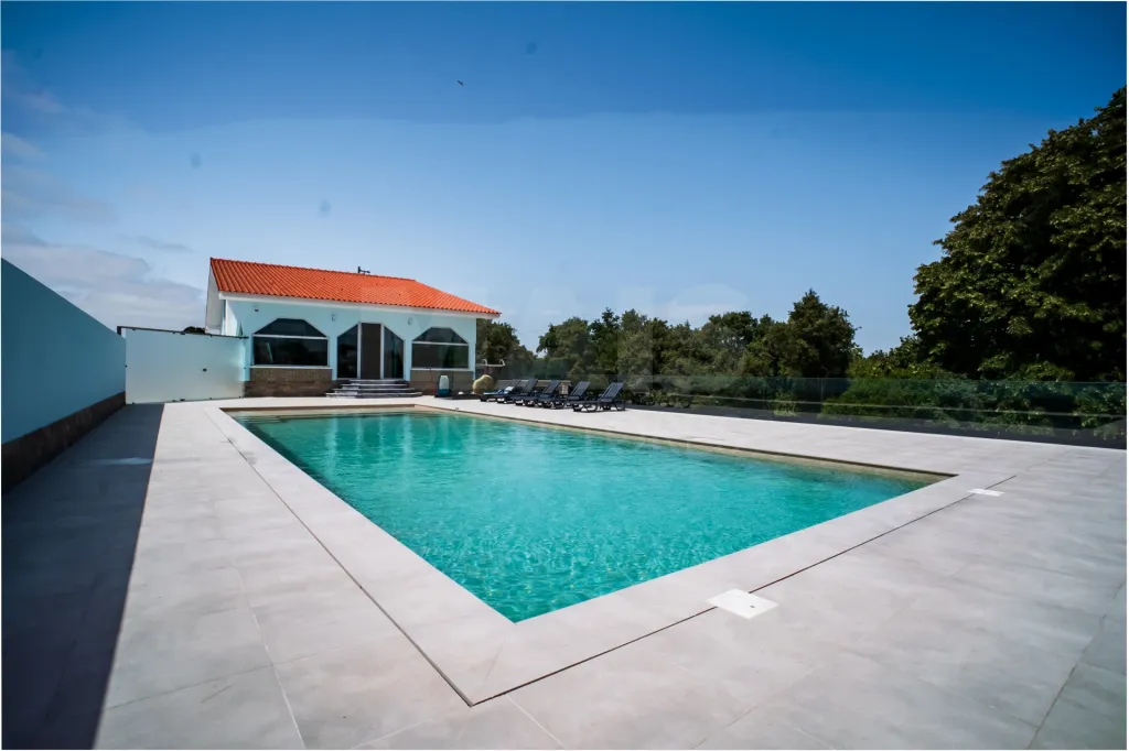Quinta com mais de 23.000 m², piscina de água salgada e potencial de construção