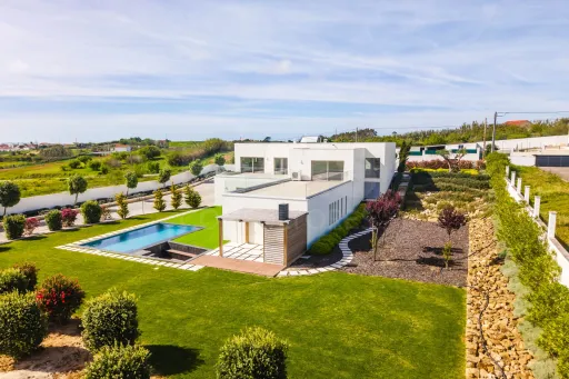 Moradia Contemporânea de Luxo com Vista Barragem, Piscina e 3.000m² Urbanos | Peniche