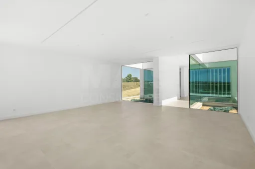 4-bedr. house on 2-hectare plot in Carvalhal