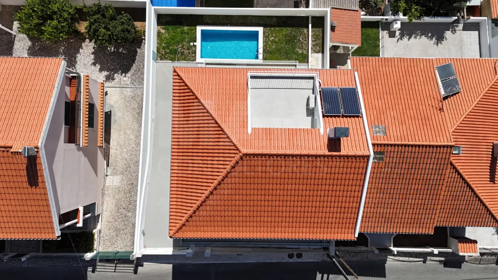 Moradia Geminada T4 + 1 com Piscina Famões