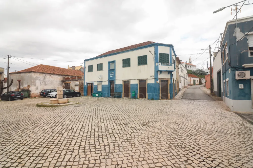 Moradia T3 com Potencial Comercial e Habitacional – Reabilitação em Pocariça / Alenquer