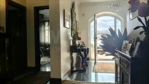 Moradia T5 de Prestígio com Vista Mar, Terreno de 2.075 m² e Detalhes Artísticos Exclusivos