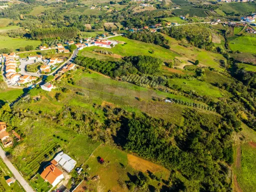 Terreno Amplo com PIP Aprovado – Ideal para Moradia Contemporânea