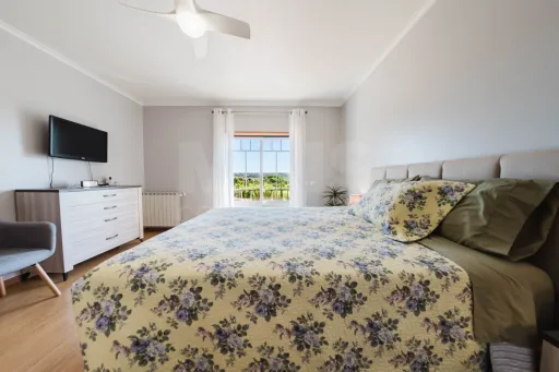 Moradia T3+1 pronta a habitar | Garagem fechada, pátio com churrasqueira e a 5 min das praias !