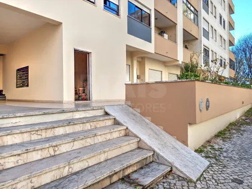 Apartamento T2 c/ Vista Rio, Elevador e Garagem em Box fechada!