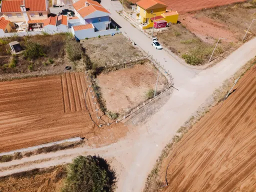 Excelente lote com projeto aprovado para moradia T3 com garagem e piscina