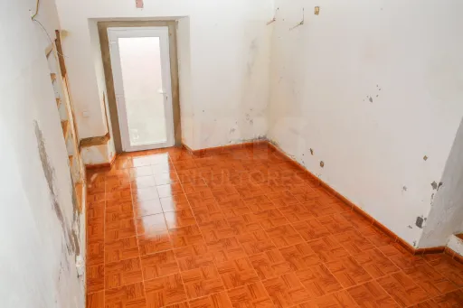 Moradia T1 para Remodelação a 20 Minutos de Alenquer