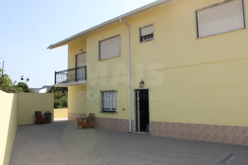 Moradia com 3 Apartamentos Independentes | Ideal AL | Perto da Praia da Areia Branca