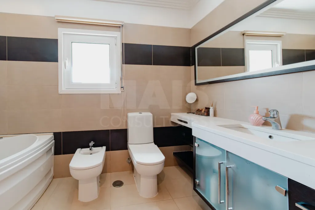 Apartamento T3 com parqueamento na Urbanização das Oliveirinhas em Samora Correia