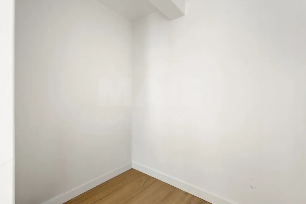 Apartamento T2 remodelado com 2 wc e varanda