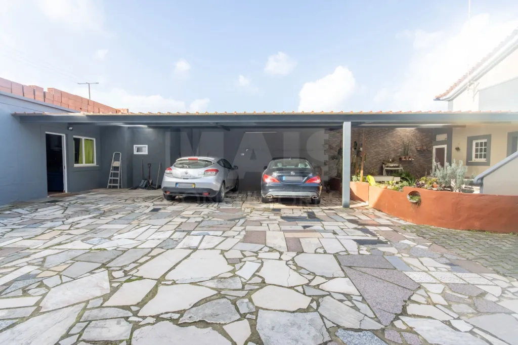 Moradia térrea T4 com anexo e 5.000 m2 de terreno em Geraldes