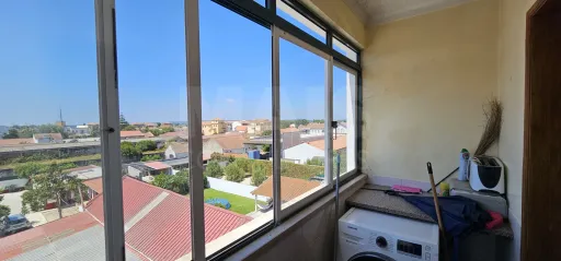 Apartamento T3 no Centro de Alpiarça | Áreas Generosas, Varandas e Excelente Localização