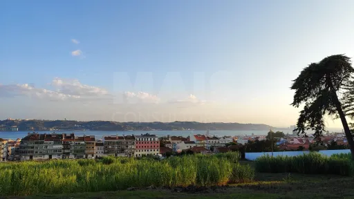 T6 com 130m2 Vista Rio à Rua da Junqueira - Belém