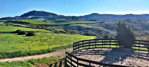 Refúgio de Campo com 5.200 m² e Vista Deslumbrante a 30 Minutos de Lisboa