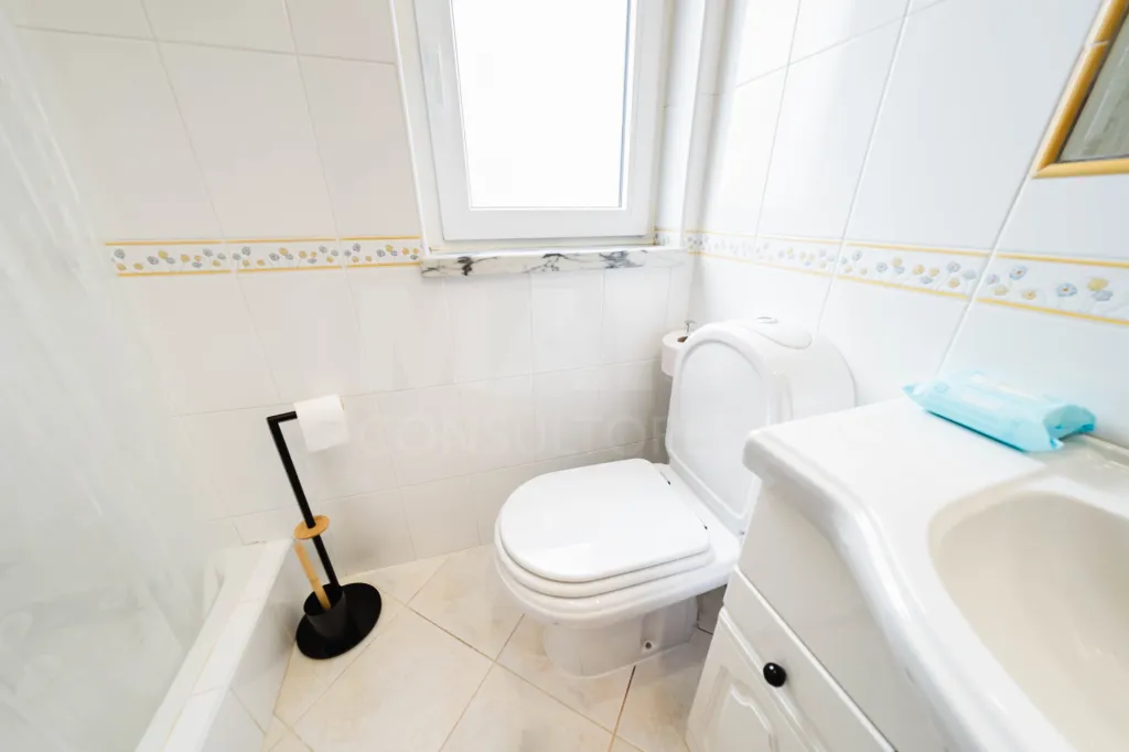 Moradia exclusiva com piscina aquecida, suite, garagem e jardim deslumbrante