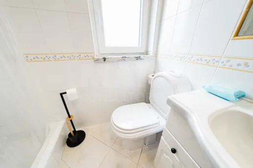 Moradia exclusiva com piscina aquecida, suite, garagem e jardim deslumbrante