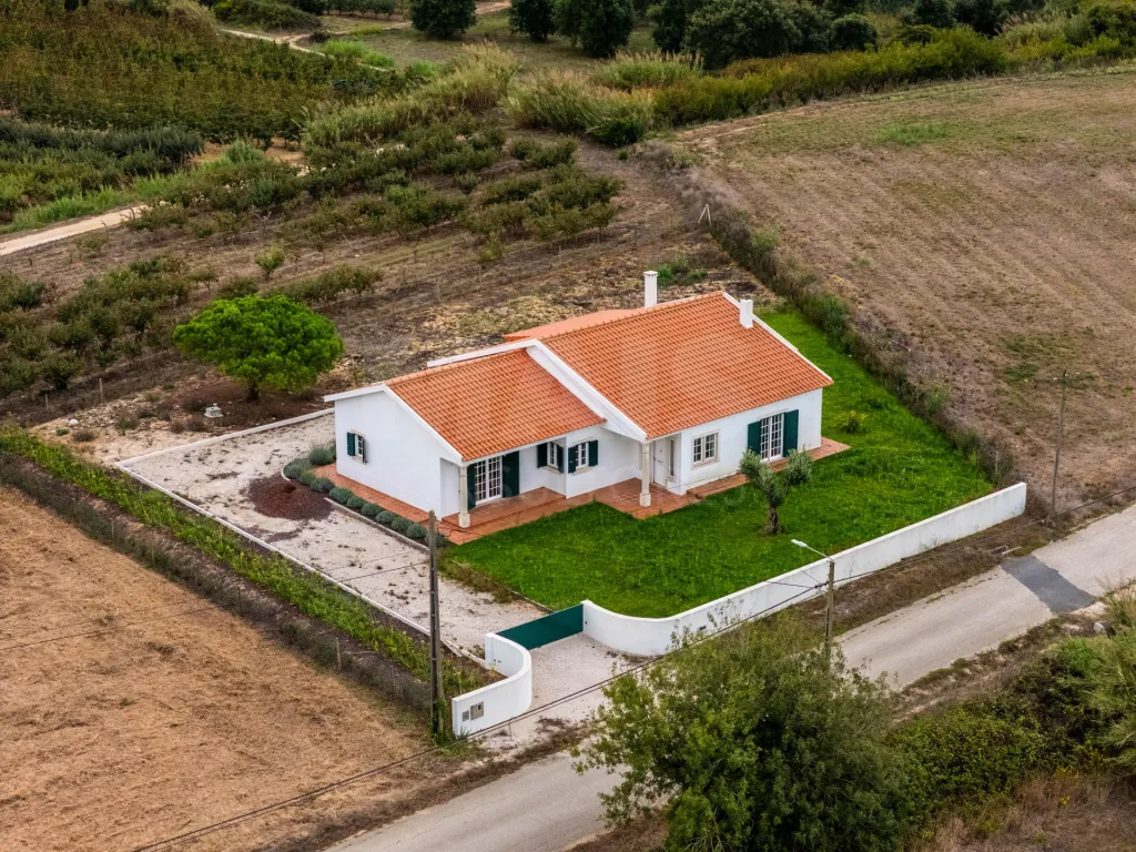 Traditional single-storey house T4 with 4040m2 of land