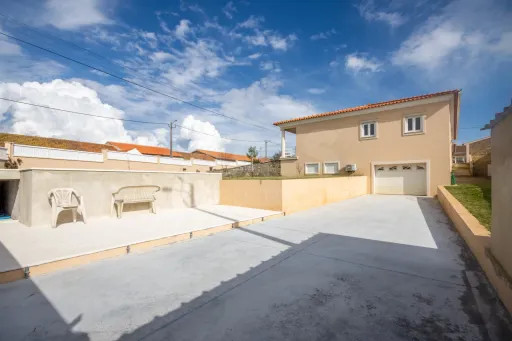 Moradia Térrea T5 com Piscina e Vista Deslumbrante – Serra de Aire e Candeeiros