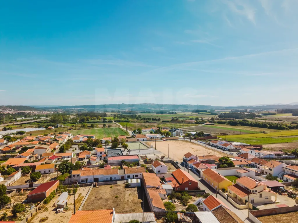 Lot with Plans for a 3-Bedroom House, Pool, Garage, and Garden in Olho Marinho, Óbidos