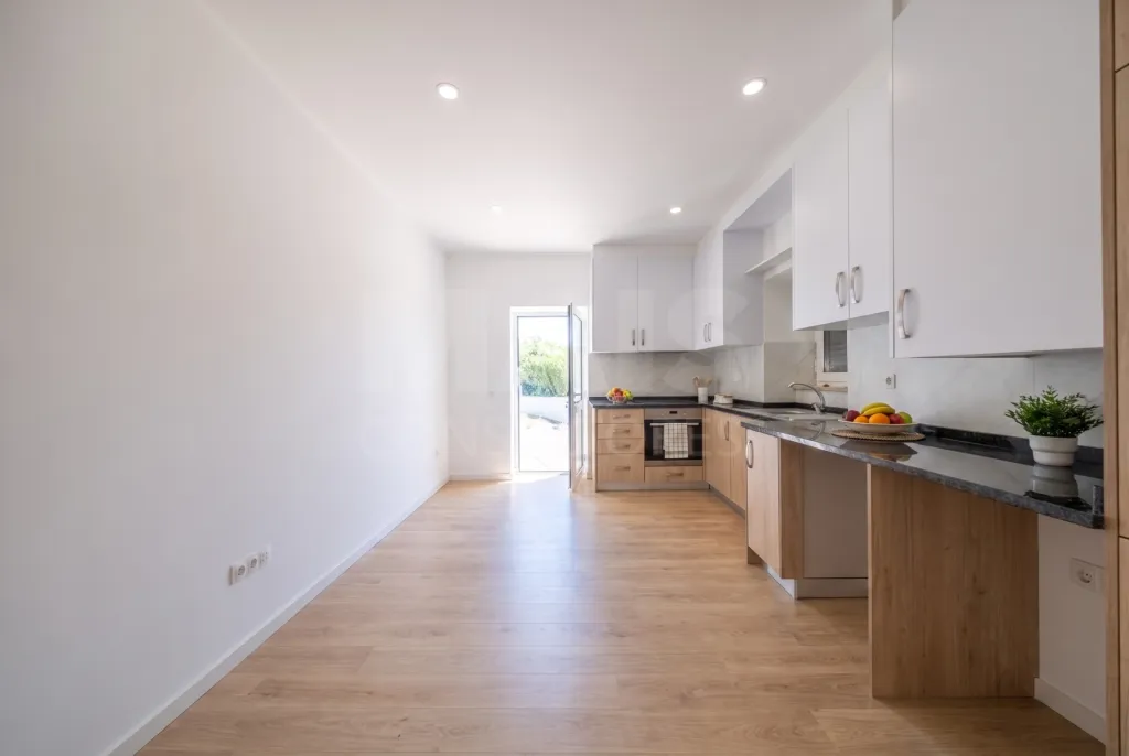 Moradia T2+1 totalmente remodelada com garagem e sótão em Alfeizerão