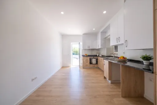 Moradia T2+1 totalmente remodelada com garagem e sótão em Alfeizerão