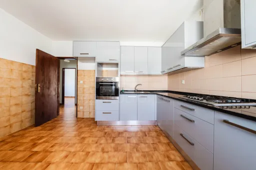 2-Bedroom Apartment with Private Backyards and Garage, 900 m from São Bernardino Beach