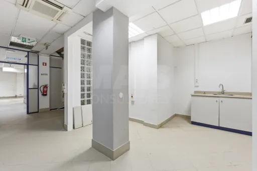 Loja e cave para serviços no centro de Alcobaça