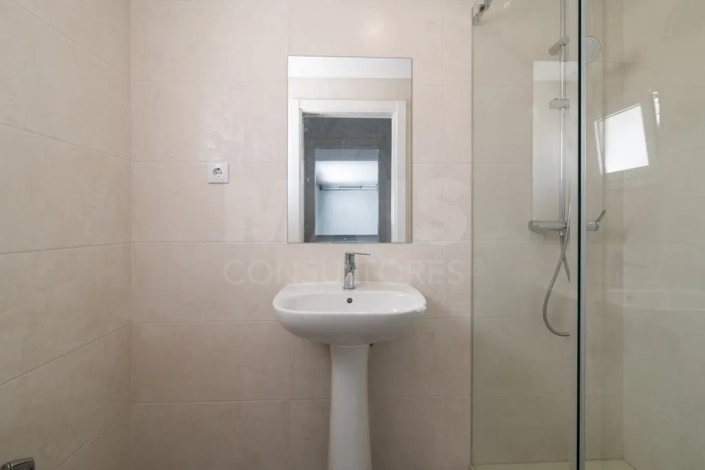 Moradia Geminada T4 + 1 com Piscina Famões