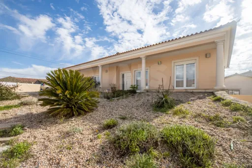 Moradia Térrea T5 com Piscina e Vista Deslumbrante – Serra de Aire e Candeeiros