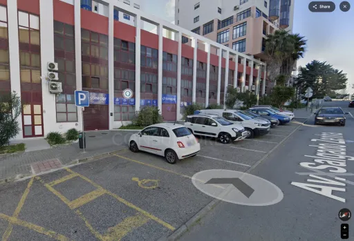 Loja Santo António dos Cavaleiros com 349,90m2 útil e 4 lugares de estacionamento