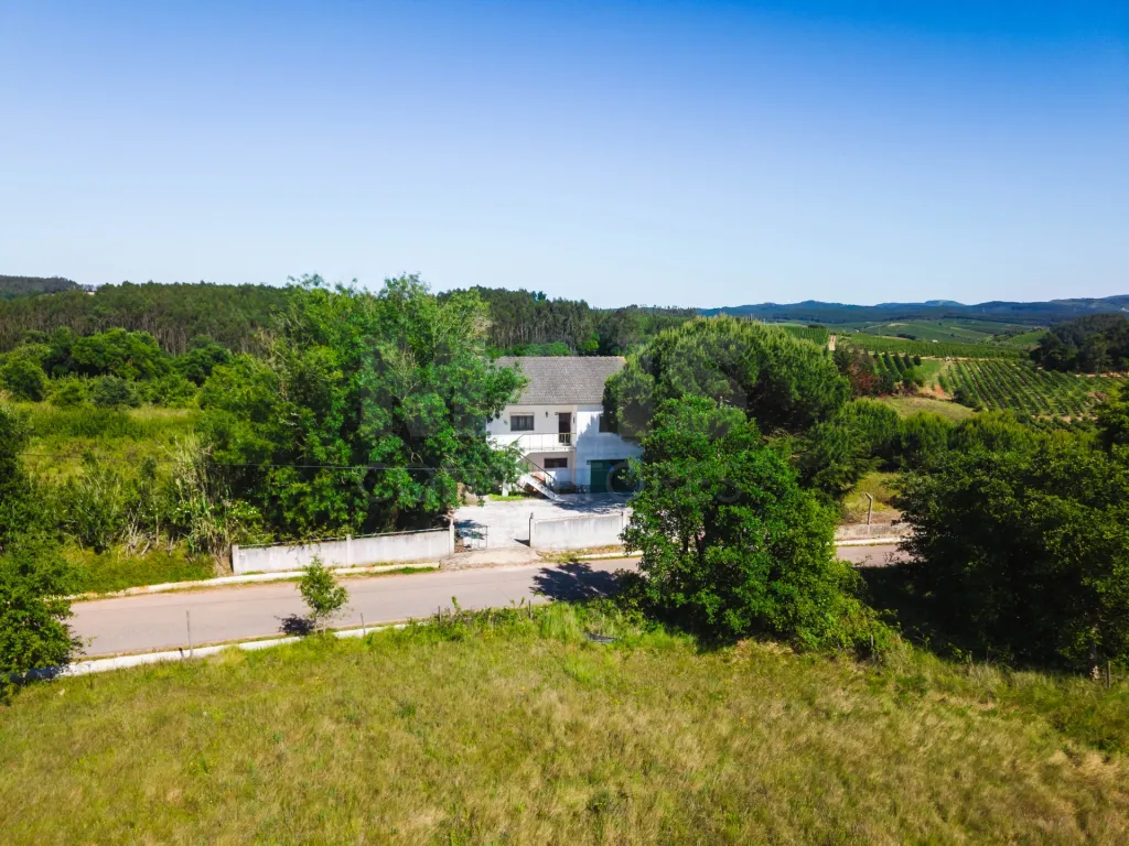 Moradia Isolada com Terreno de 9.840 m² em Barreiras – Cadaval