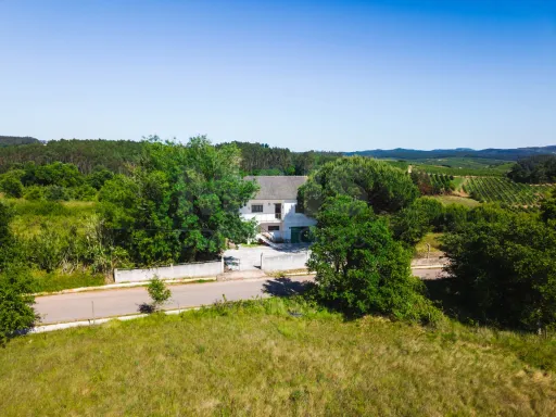 Moradia Isolada com Terreno de 9.840 m² em Barreiras – Cadaval
