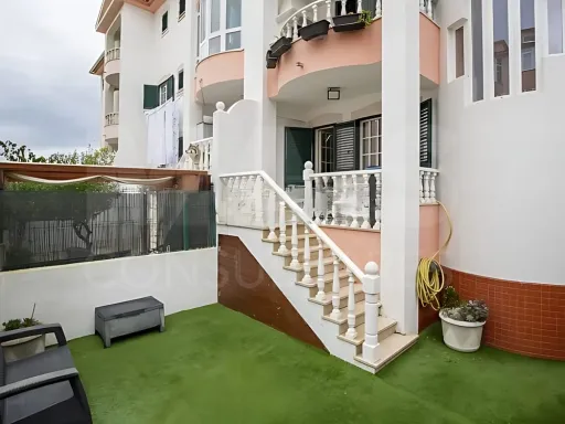 Moradia T5 com Piscina, Garagem e Sala de Jogos – Vale Fetal, Margem Sul