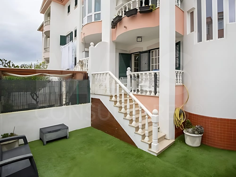 Moradia T5 com Piscina, Garagem e Sala de Jogos – Charneca da Caparica