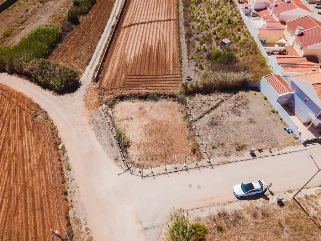Excelente lote com projeto aprovado para moradia T3 com garagem e piscina