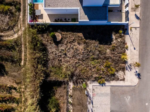Lote Terreno com projeto aprovado para moradia T3 com Piscina