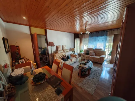 Bright 2-bedroom apartment well located in Massamá, just a few minutes from the Metro and Shopping Center