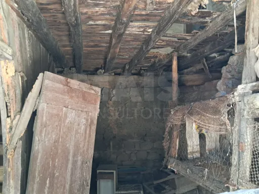 Ruína de 2 Pisos e Logradouro - Tipologia T2 - Aldeia de Joanes, Fundão