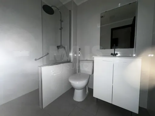 T2 Parcialmente Remodelado com Arrecadação | Brandoa