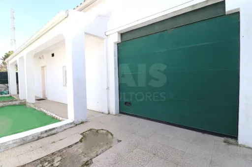 Moradia V2 com garagem e anexos em Fernão Ferro