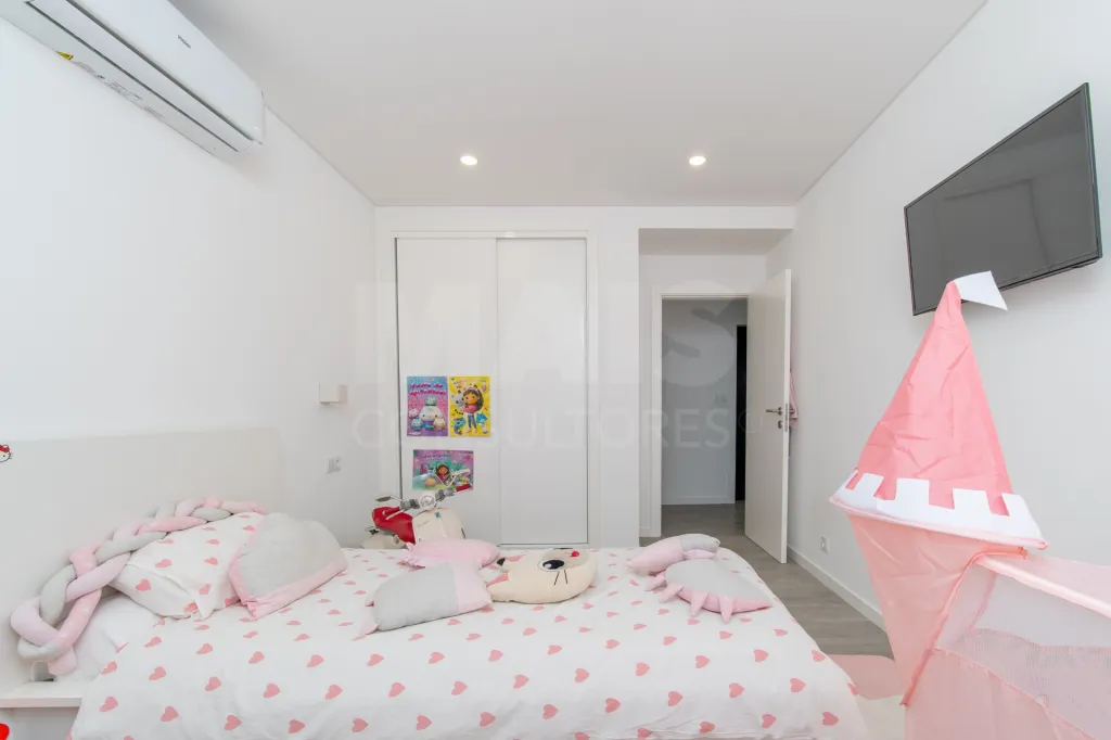 Apartamento T4 Remodelado | 210 m² | Parqueamento e Arrecadação