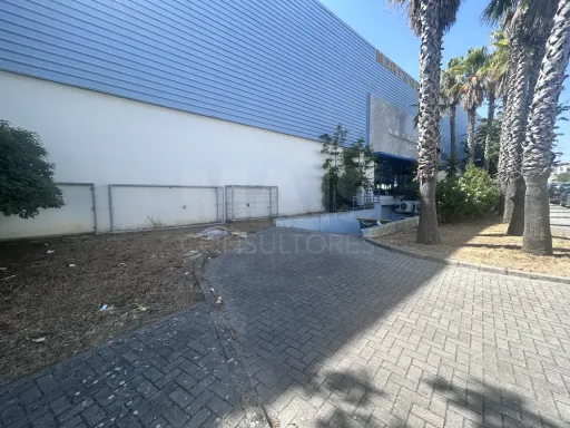 Armazém com Potencial para Restauração