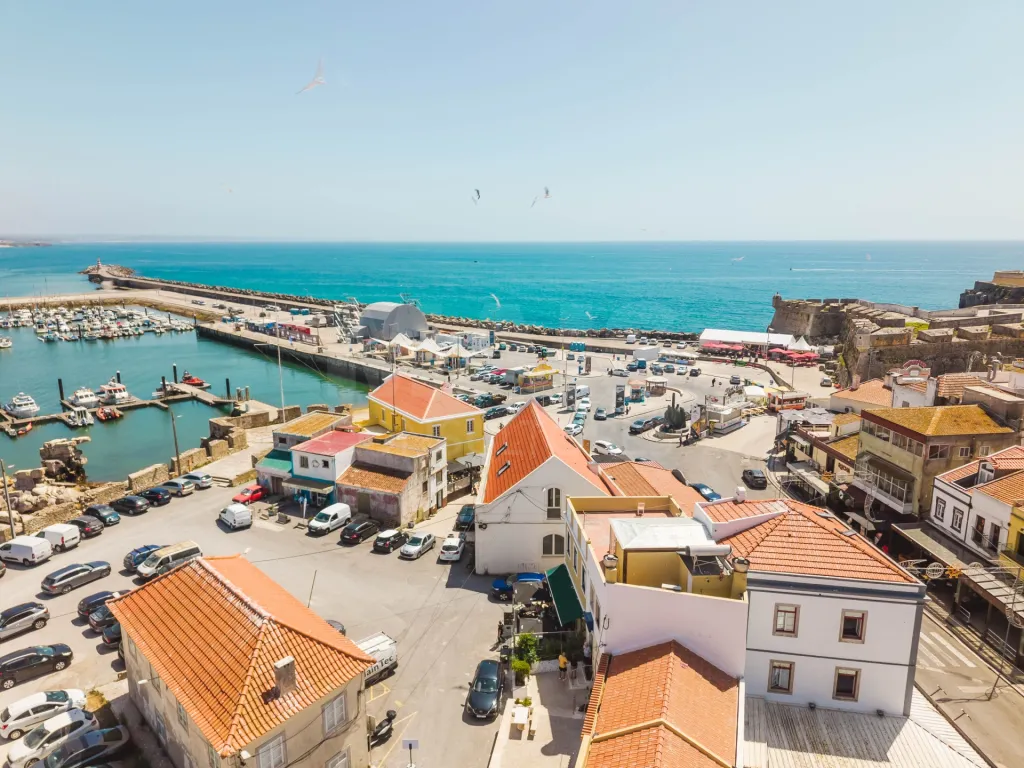 🌊 Prédio Exclusivo de 600 m² na Avenida Mais Prestigiada de Peniche com Vista Mar
