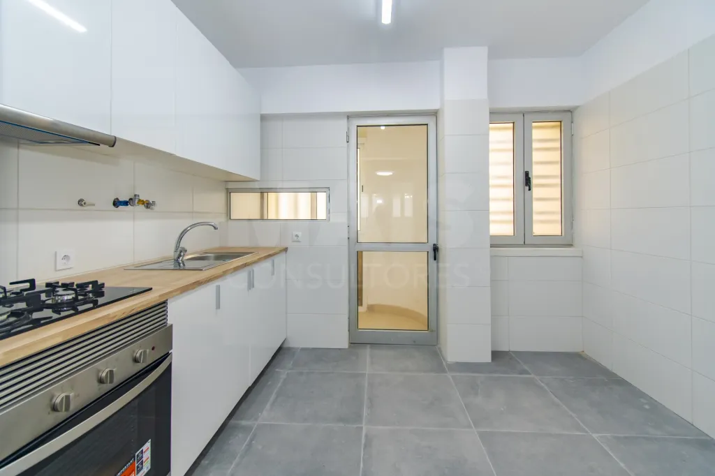 T2 Renovado com Cozinha e Sala em Open Space – Carnide / Bairro Padre Cruz