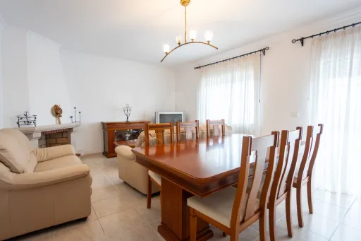Apartamento T3 com excelente localização no Porto Alto