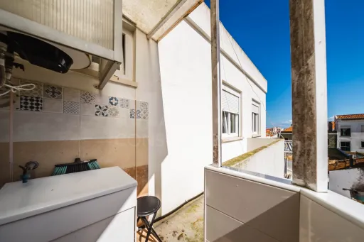 Apartamento T3+1 no Centro de Peniche com Terraço Privativo e Elevada Rentabilidade